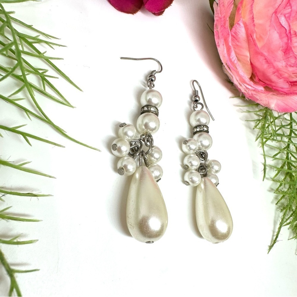 VINTAGE⚜️RETRO Cluster Faux Pearl Crystal Earrings - Picture 3 of 4